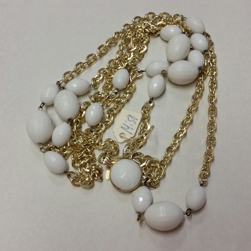 Retro smycke bijouteri halsband längre guldfärgat och vit plast