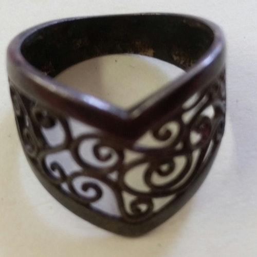 Smycke bijouteri ring mörkare metall hjärtformad och hålmönstrad
