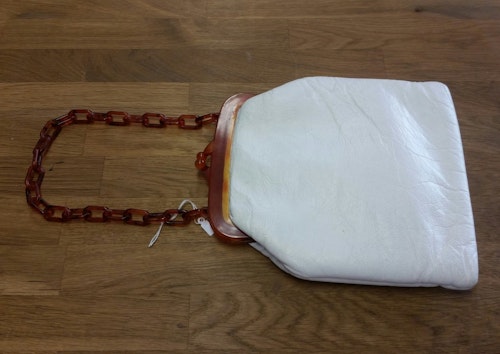 Vintage handväska aftonväska vit skinnlook med platskedja spänne bärnstensfärgat