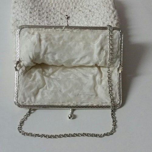 Vintage handväska aftonväska virkad vitt bomullsgarn silverfärgad kedja fodrad
