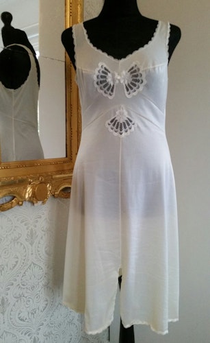 Retro underklänning nylon vaniljgul med spetsinfällning 60-tal, 70-tal