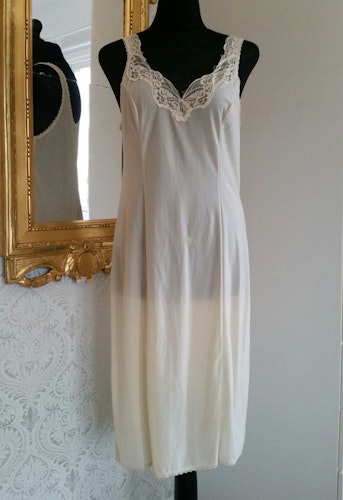 Retro underklänning nylon längre vaniljgult med spets 60-tal, 70-tal