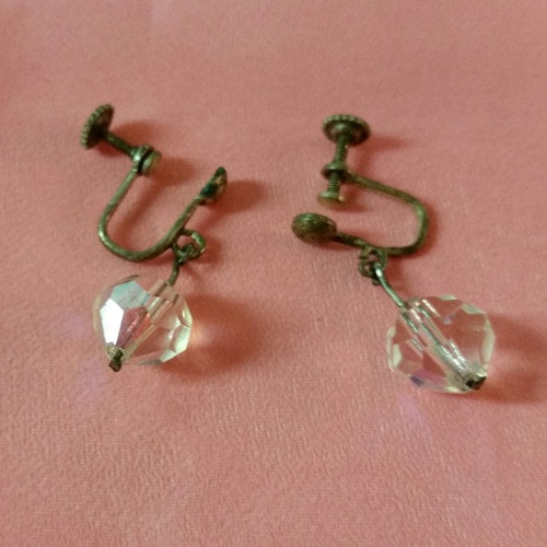 Vintage smycke bijouteri örhänge clips genomskinlig kantig pärla skruvfäste