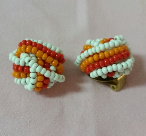 Vintage smycke bijouteri örhänge clips orange vita indianpärlor kringla