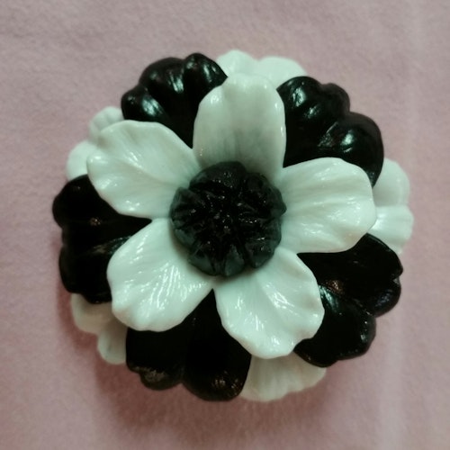 Vintage retro smycke bijouteri brosch svart-vit blomma celluloid 50-tal, 60-tal