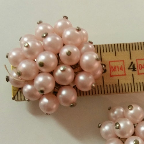 Vintage retro smycke bijouteri örhänge clips många små rosa pärlor