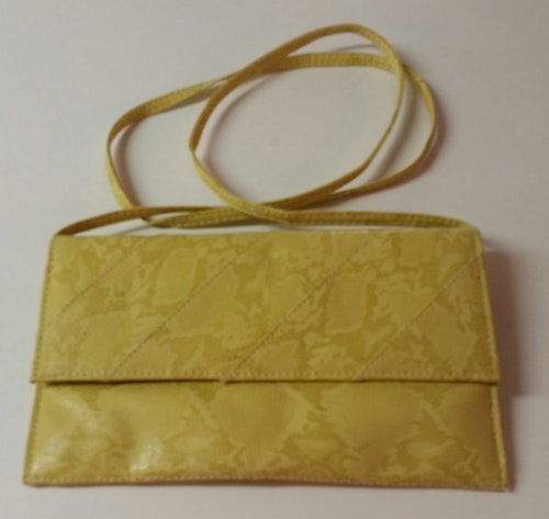 Retro vintage handväska gul krokodilimitation mindre lång axelrem 60-tal 70-tal