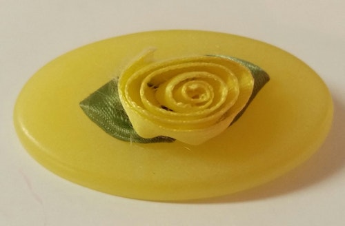 Retro smycke bijouteri brosch oval gul plastplatta med tygros i gult