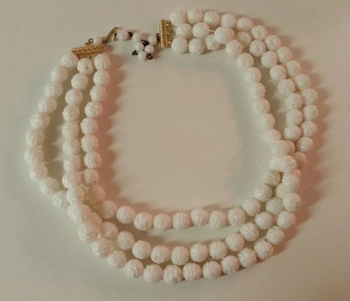 Vintage retro bijouteri smycke halsband 3-radigt runda mönstrade vita plastkulor