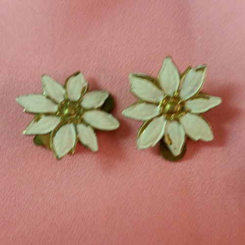 Vintage retro smycke bijouteri örhänge clips blomma metall målad vit 40- 50-tal