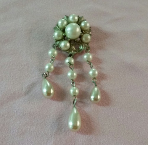 Retro vintage smycke bijouteri brosch silverfärgad med hängande pärlor