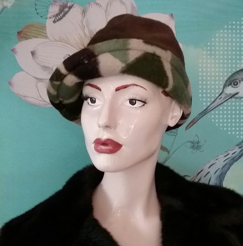Vintage hatt damhatt brun med kamoflaugemönstrat brätte 50-tal 60-tal