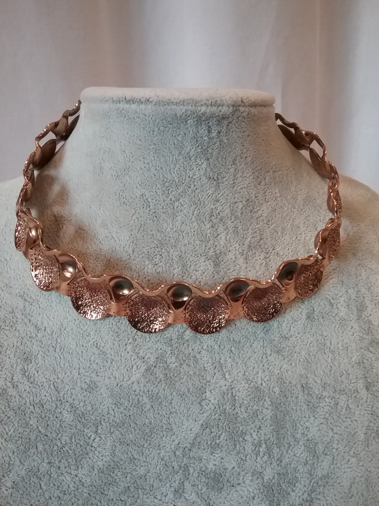 Halsband fast rosé-koppar färgat i metall dekorerat