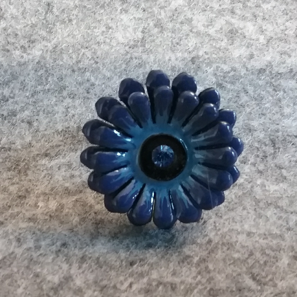 Ring blomma metall emaljerad ljusblå-blå sten i mitten mindre Frank Herval
