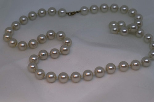 Vintage retro halsband pärlhalsband grå-vita glänsande pärlor