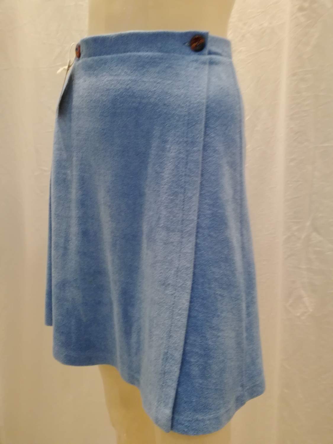 Vintage retro kjol ljusblå plysch omlottknäppt höftskynke 60-tal
