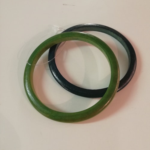 Vintage retro armband 2 st gröna varav en blå-grön smalare i trä