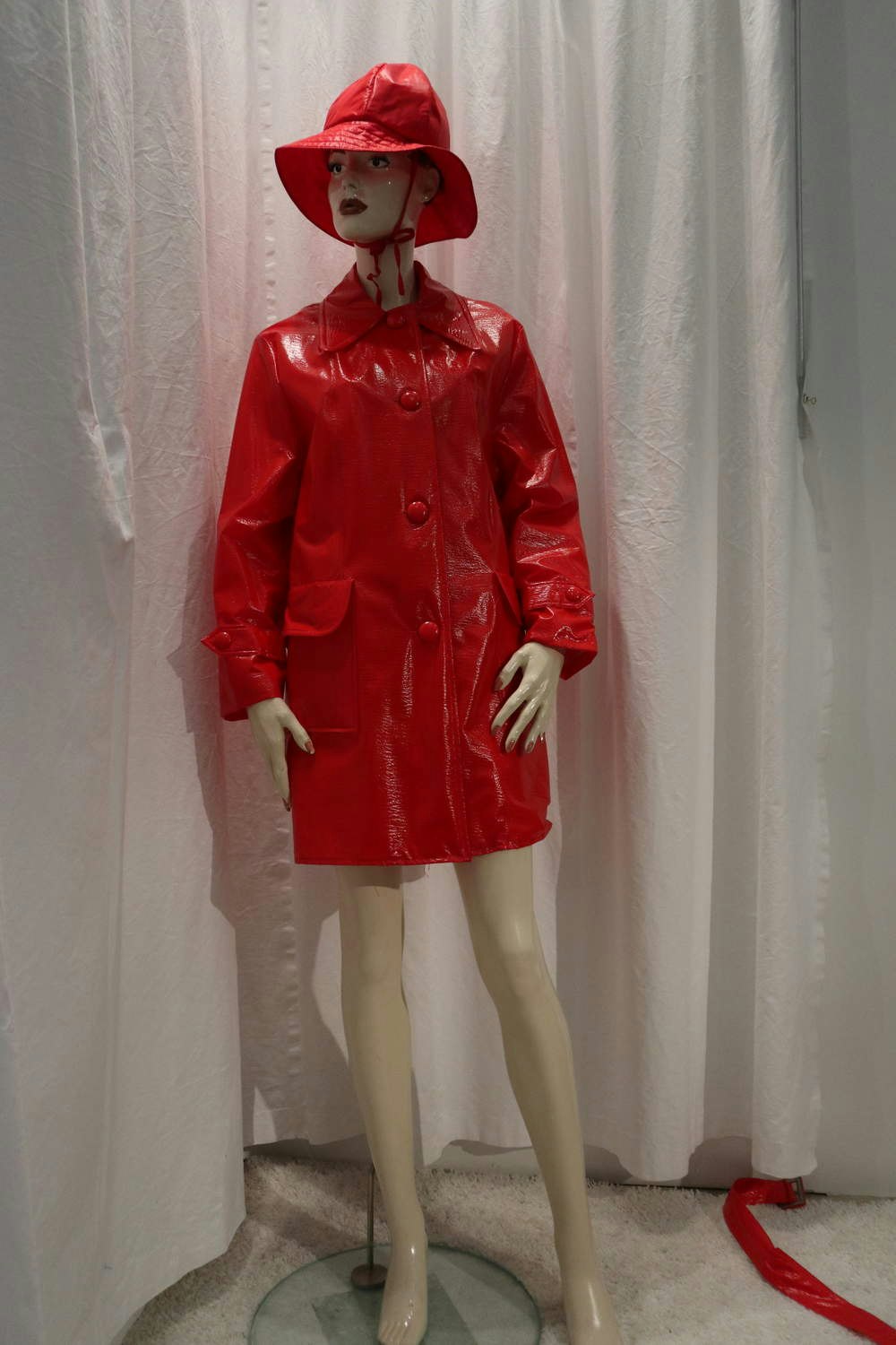 Vintage retro regnkappa och mössa röd lack Bermona Boutique London 60-tal -  Vintage Corner Österlen