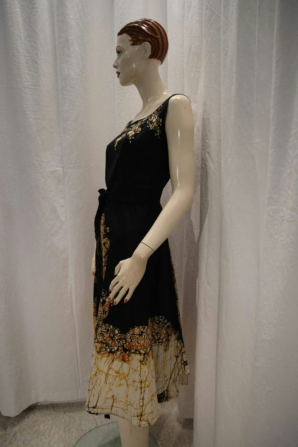 Vintage retro batik-klänning svart med brun-orange mönster knyts omlott  6070-tal - Vintage Corner Österlen