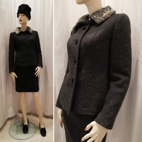 Vintage retro dräkt, jacka och kort snäv kjol tjock grå ull pälskrage 60-tal
