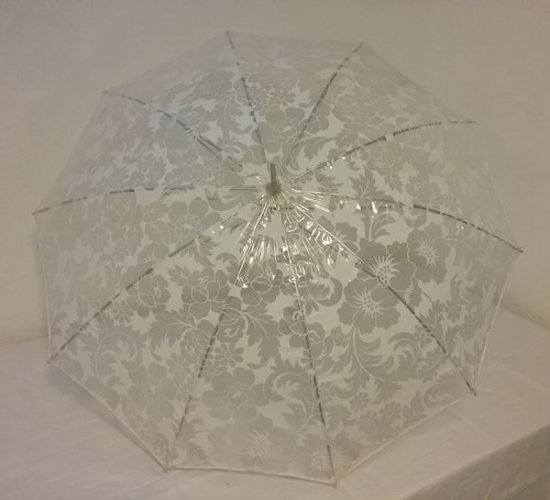Vintage retro paraply plastigt genomskinligt med vita blommor