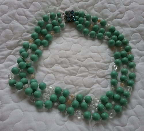 Vintage retro halsband 3-radigt tunga gröna pärlor och vackert spänne