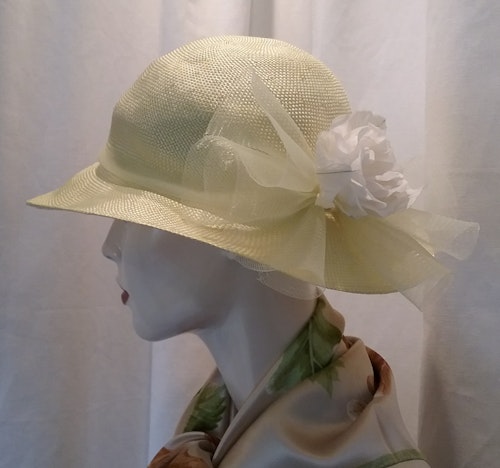 Vintage retro hatt damhatt sommarhatt ljusgul med tyll och vit ros