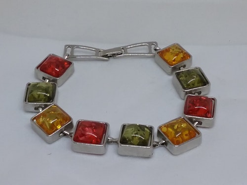 Armband silverfärgat med infattade stenar grön, gul, röd