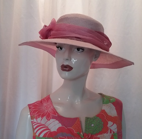 Hatt damhatt sommarhatt rosa med rosa band och en stor ros ena sidan