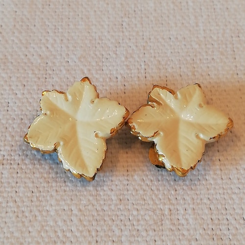Vintage retro örhängen clips vita löv på guldfärgad metall