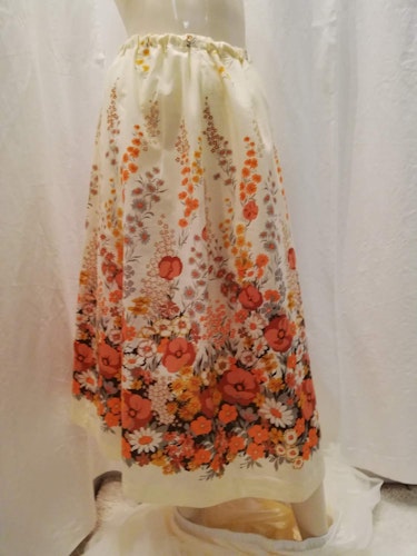 Vintage retro kjol naturvit med massor av orange gula blommor 70-tal