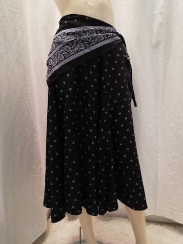 Vintage retro vidare kjol i svart och grått med sjal över höften hippe-stil