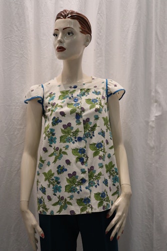 Vintage retro sommarblus med bär vit blå lila grön holkärm 60-tal 70-tal