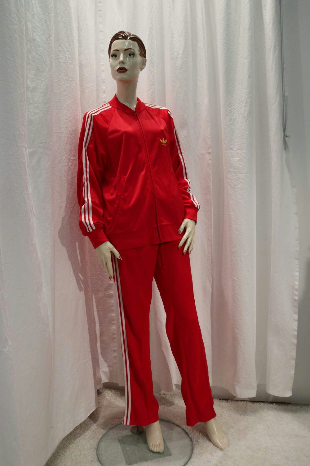 Retro Tränings-overall röd Adidas med vita revärer byxa och tröja 7080-tal  - Vintage Corner Österlen