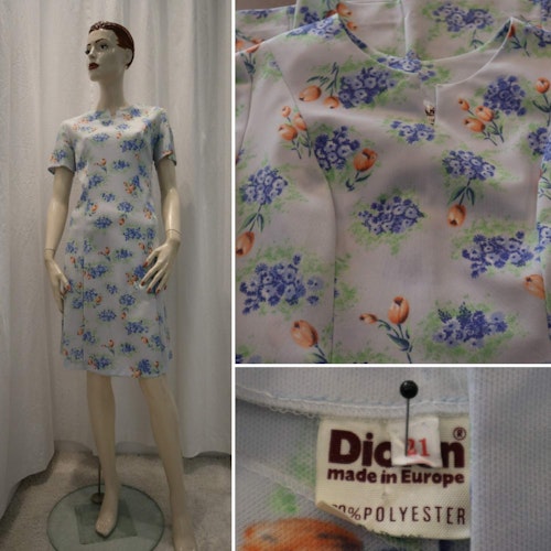 Vintage retro klänning fint mönster blommor på ljusblå botten 6070-tal