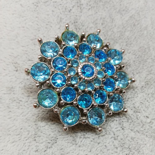 Vintage retro brosch turkos-blå glittrande stenar i blomformad insättning