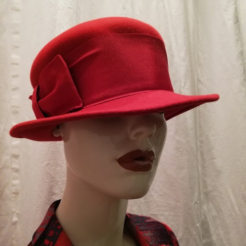 Vintage retro damhatt hatt röd assymetrisk med brett band och rosett filt