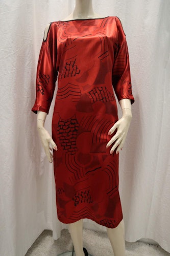 Vintage retro silkig klänning röd-svart rak modell bara axlar 6070-tal Margita