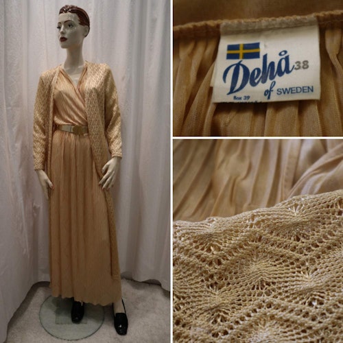 Vintage retro lång plisserad festklänning med virkad kappa till beige-guld Dehå