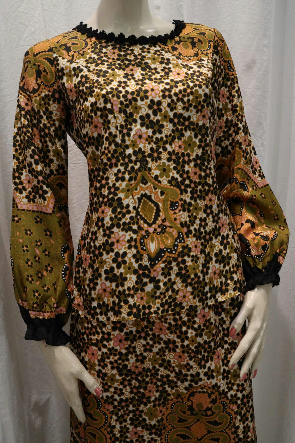 Vintage retro hippie-inspirerad dress kjol blus blommig svart grön rosa 60- tal - Vintage Corner Österlen