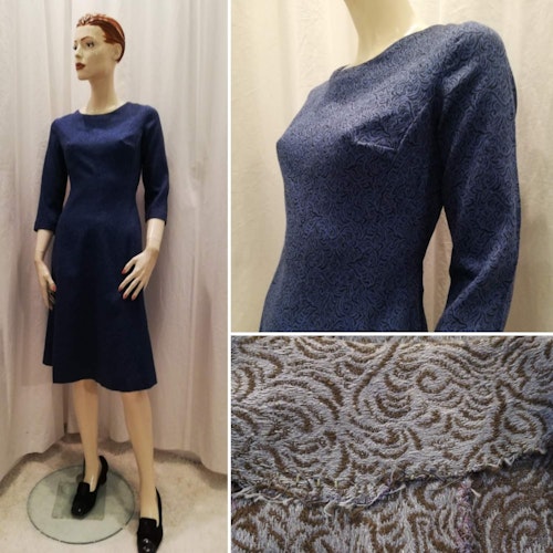 Vintage retro blå svart-mönstrad finklänning lång arm figursydd 50 60-tal