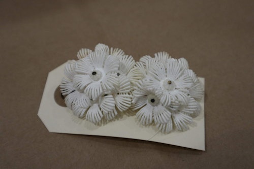 Vintage retro örhängen clips plast vita blommor 60-tal