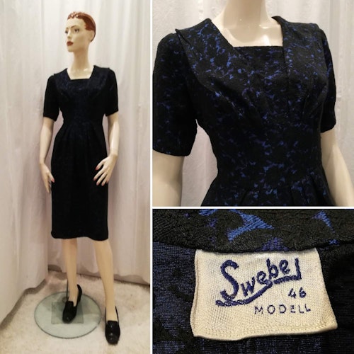 Vintage retro blå och svartmönstrad klänning vid kjol sjalkrage kort arm 60-tal