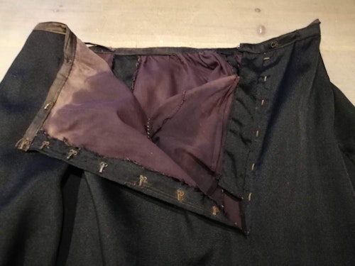 Vintage antik kjol svart lång två lager vid dold ficka ofållad