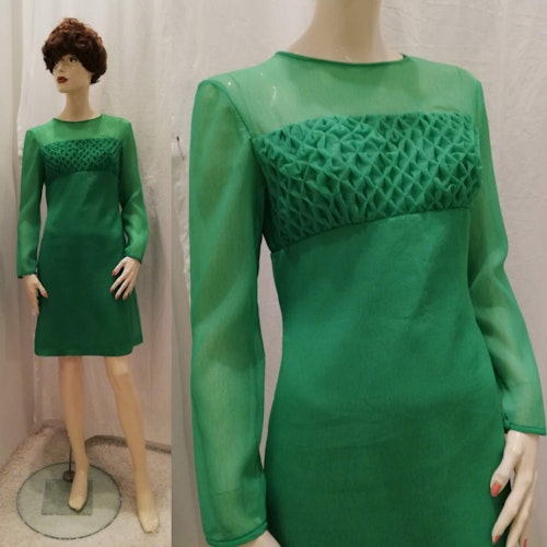Vintage retro klänning i äppelgrönt tunn med smock över bysten fodrad 60-tal