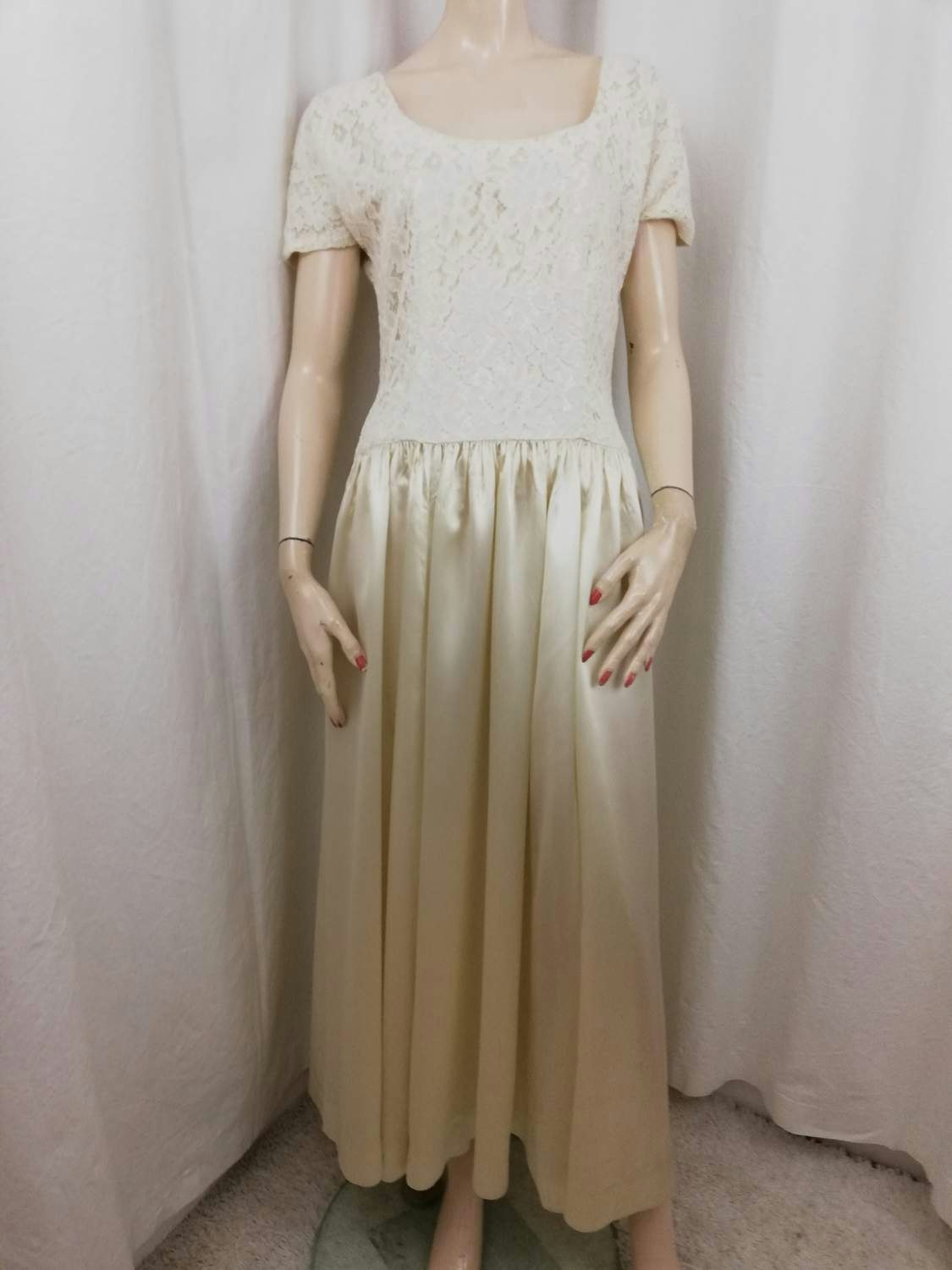 Vintage retro brudklänning urringad holkärm spetsliv vid satin-kjol gul-vit  - Vintage Corner Österlen