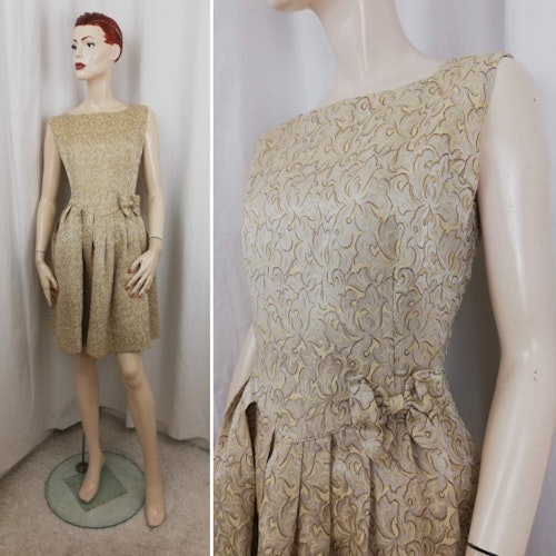 Vintage retro finklänning guldbrokad beige-vaniljgul vid kjol ärmlös 5060-tal
