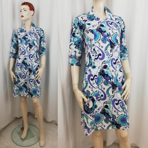 Vintage retro städrocks-klänning figursydd fickor vit blå lila mönstrad 6070-tal