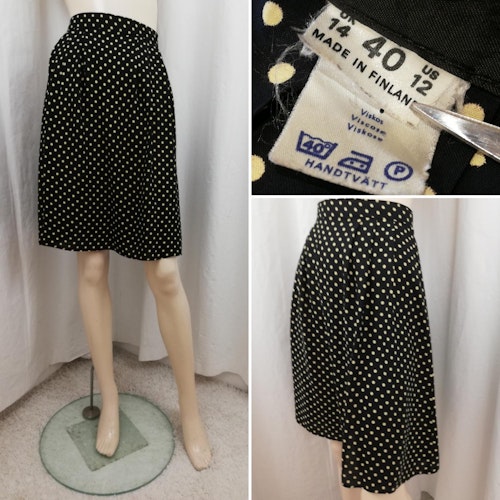 Vintage Retro prickig kort kjol svart med vaniljgula prickar veck mot linning