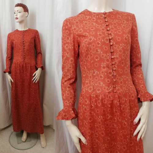 Vintage Retro lång roströd klänning många fina klädda knappar bomull 70-tal